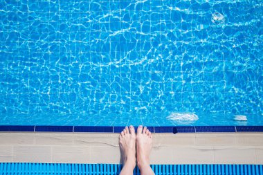 Yüzme havuzunda mavi yırtık su