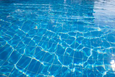 Yüzme havuzunda mavi yırtık su