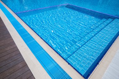 Yüzme havuzunda mavi yırtık su