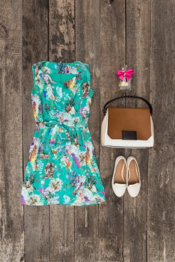 Yaz giysileri kümesi. Üstten Görünüm.