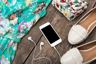 Yaz giysileri kümesi. Üstten Görünüm.