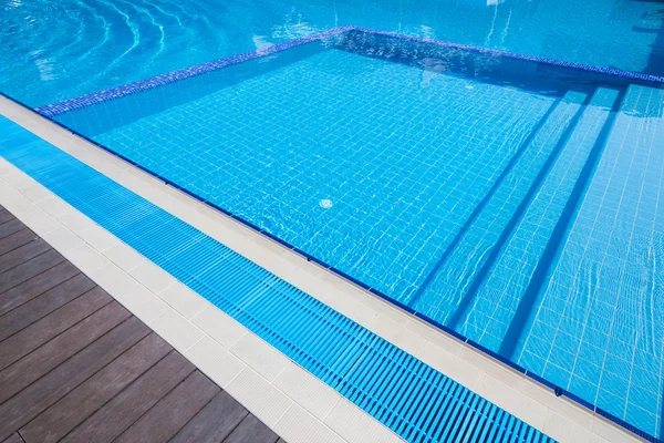 Agua azul rasgada en la piscina —  Fotos de Stock