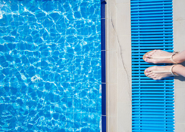 Голубая вода в бассейне