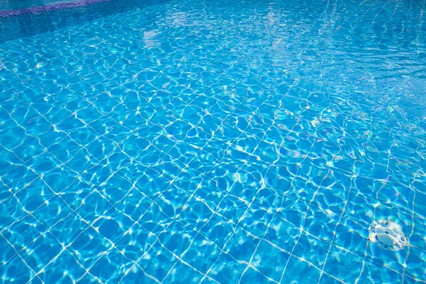 Blauw gescheurd water in het zwembad — Stockfoto