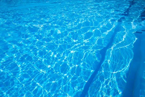 Блакитна витягнута вода в басейні — стокове фото