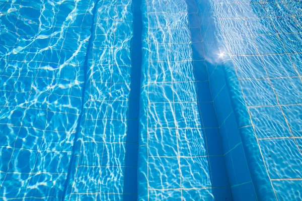 Blauw gescheurd water in het zwembad — Stockfoto