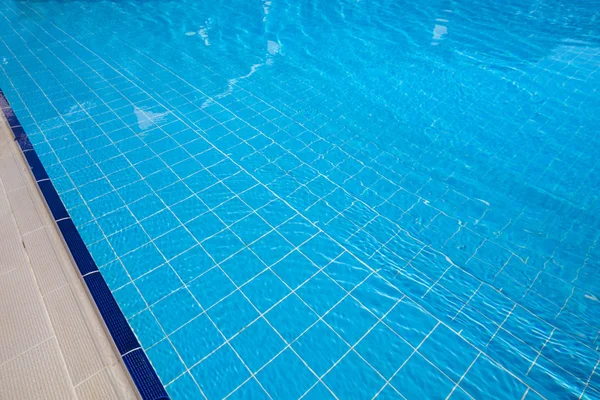 Agua azul rasgada en la piscina —  Fotos de Stock