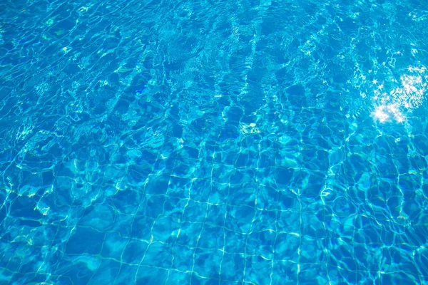 Agua azul rasgada en la piscina —  Fotos de Stock