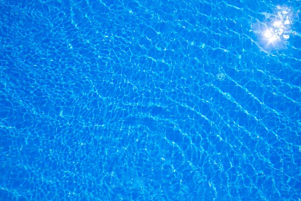 Eau bleue déchiré dans la piscine — Photo