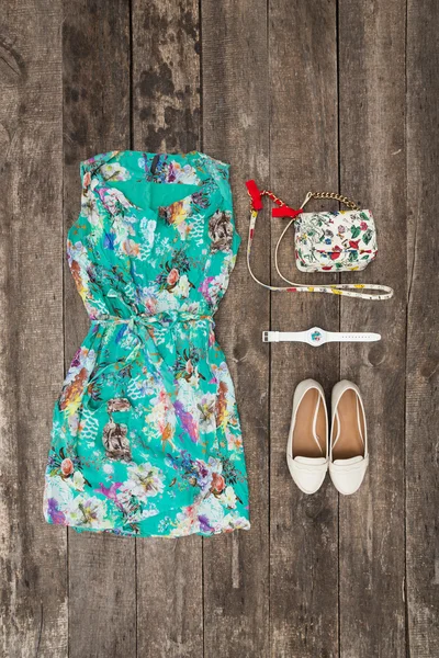 Meg nyári ruhát. Szemközti nézet. — Stock Fotó