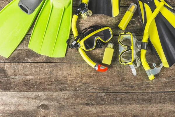 Gafas de buceo, snorkel y aletas —  Fotos de Stock