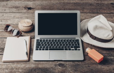Tablet, not defteri, bilgisayar ofis ahşap masa üzerinde