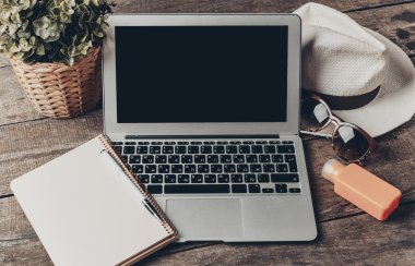 Tablet, not defteri, bilgisayar ofis ahşap masa üzerinde