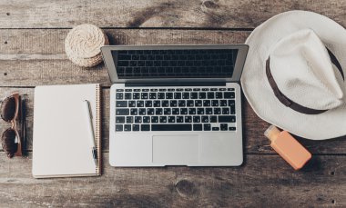 Tablet, not defteri, bilgisayar ofis ahşap masa üzerinde