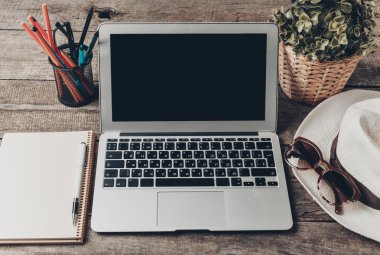 Tablet, not defteri, bilgisayar ofis ahşap masa üzerinde