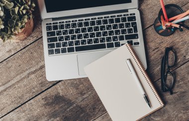Tablet, not defteri, bilgisayar ofis ahşap masa üzerinde