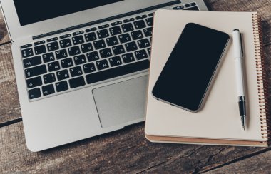 Tablet, not defteri, bilgisayar ofis ahşap masa üzerinde