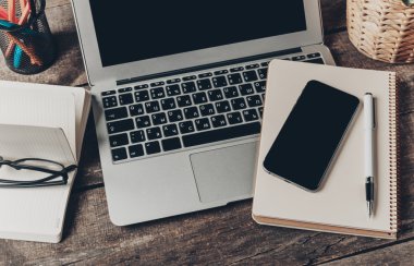 Tablet, not defteri, bilgisayar ofis ahşap masa üzerinde