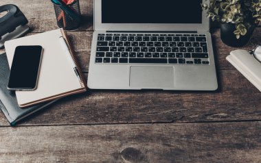 Tablet, not defteri, bilgisayar ofis ahşap masa üzerinde