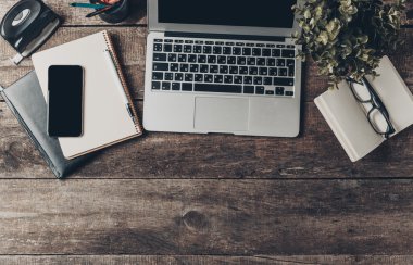 Tablet, not defteri, bilgisayar ofis ahşap masa üzerinde