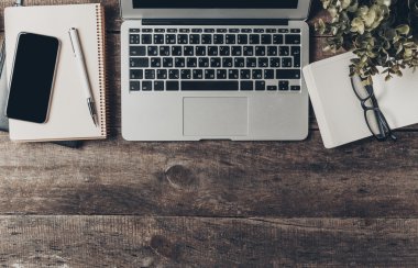 Tablet, not defteri, bilgisayar ofis ahşap masa üzerinde