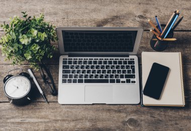 Tablet, not defteri, bilgisayar ofis ahşap masa üzerinde