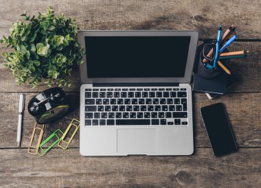 Tablet, not defteri, bilgisayar ofis ahşap masa üzerinde