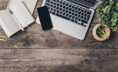 Tablet, not defteri, bilgisayar ofis ahşap masa üzerinde
