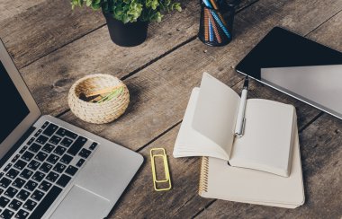 Tablet, not defteri, bilgisayar ofis ahşap masa üzerinde