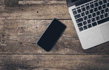 Tablet, not defteri, bilgisayar ofis ahşap masa üzerinde