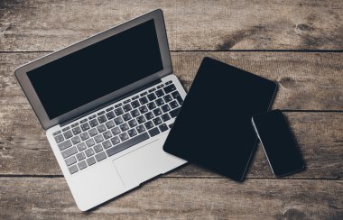 Tablet, not defteri, bilgisayar ofis ahşap masa üzerinde