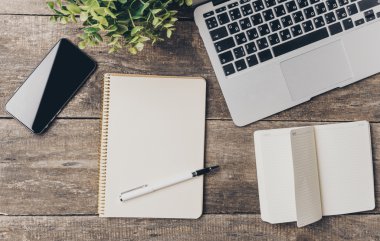 Tablet, not defteri, bilgisayar ofis ahşap masa üzerinde