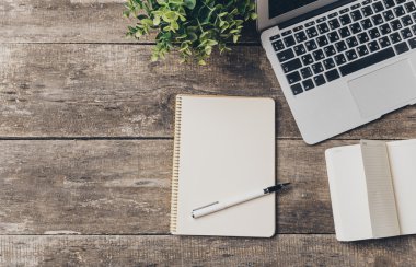 Tablet, not defteri, bilgisayar ofis ahşap masa üzerinde