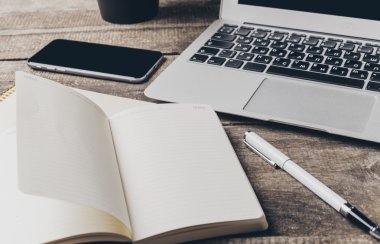 Tablet, not defteri, bilgisayar ofis ahşap masa üzerinde