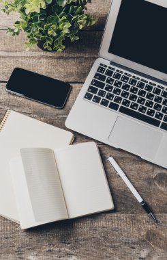 Tablet, not defteri, bilgisayar ofis ahşap masa üzerinde