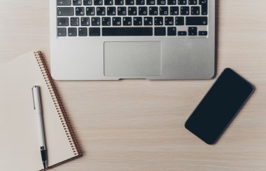 Tablet, not defteri, bilgisayar ofis ahşap masa üzerinde