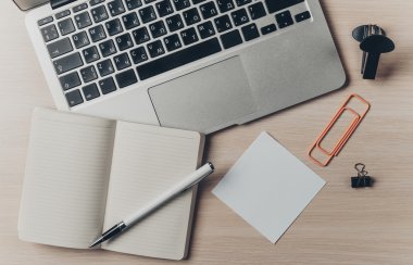 Tablet, not defteri, bilgisayar ofis ahşap masa üzerinde