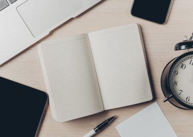 Tablet, not defteri, bilgisayar ofis ahşap masa üzerinde