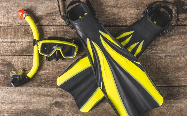 Gafas de buceo, snorkel y aletas —  Fotos de Stock