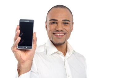 Genç işadamı beyaz arka plan üzerinde izole