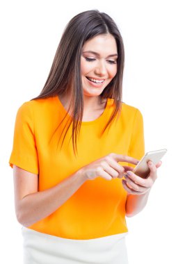 Kadın cep telefonu kullanıyor.