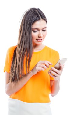 Kadın cep telefonu kullanıyor.