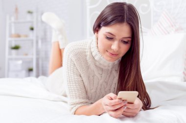 genç güzel kadın yatakta