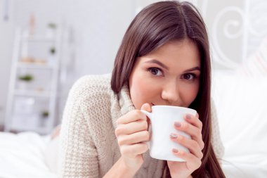 genç güzel kadın yatakta