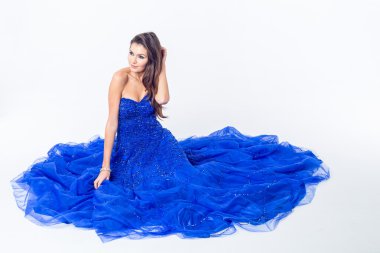 mavi bir elbise giyen güzel genç ince esmer kadın