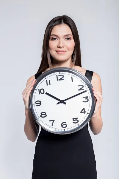 Jeune belle femme avec l'horloge — Photo