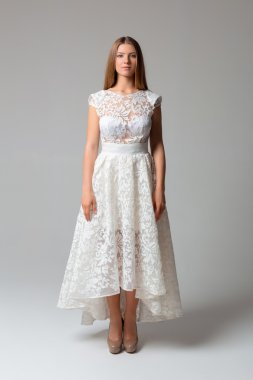 moda stil - lüks genç kadın stüdyoda poz ışık uçan elbise