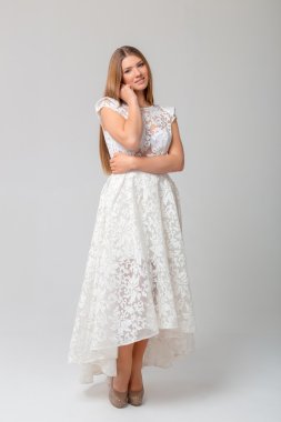 moda stil - lüks genç kadın stüdyoda poz ışık uçan elbise