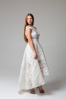 moda stil - lüks genç kadın stüdyoda poz ışık uçan elbise