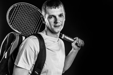 Siyah arka plan üzerine tenisçi. Stüdyo vurdu